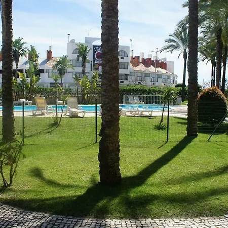 Pool & Garden Oura Flat Hébergement de vacances *
